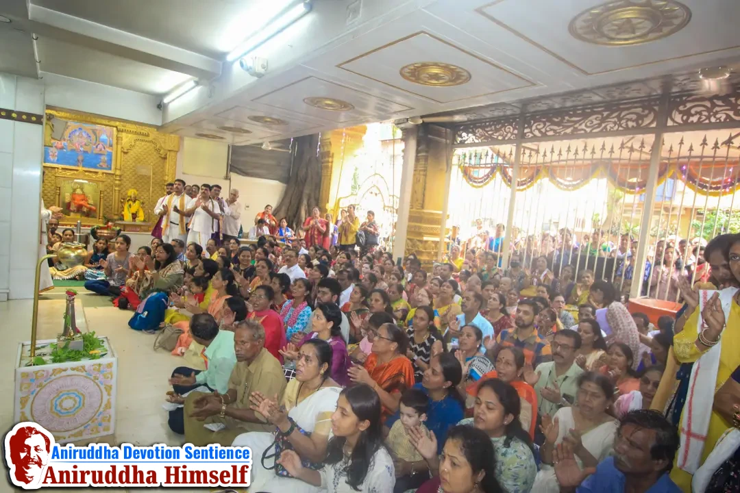 Shradhavans offer Tulsi-patra and Jala-abhishek
