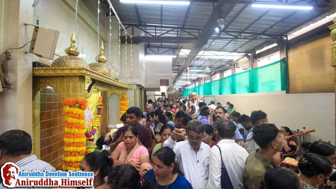 Shradhavans offer Tulsi-patra and Jala-abhishek