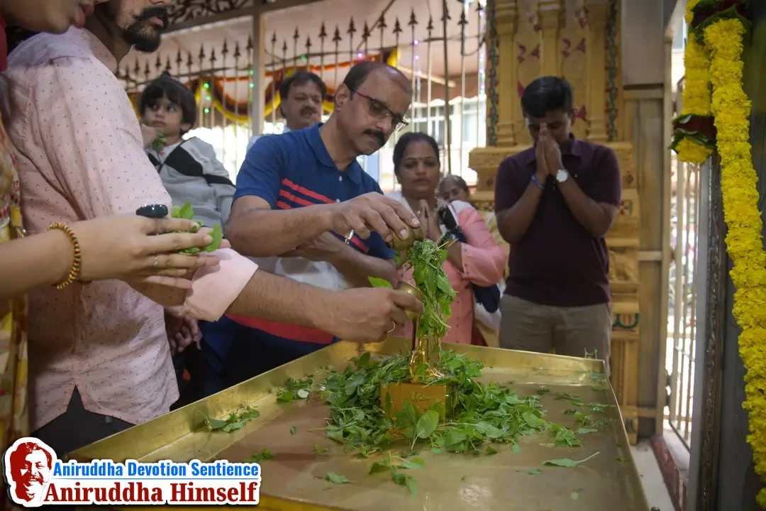Shradhavans offer Tulsi-patra and Jala-abhishek