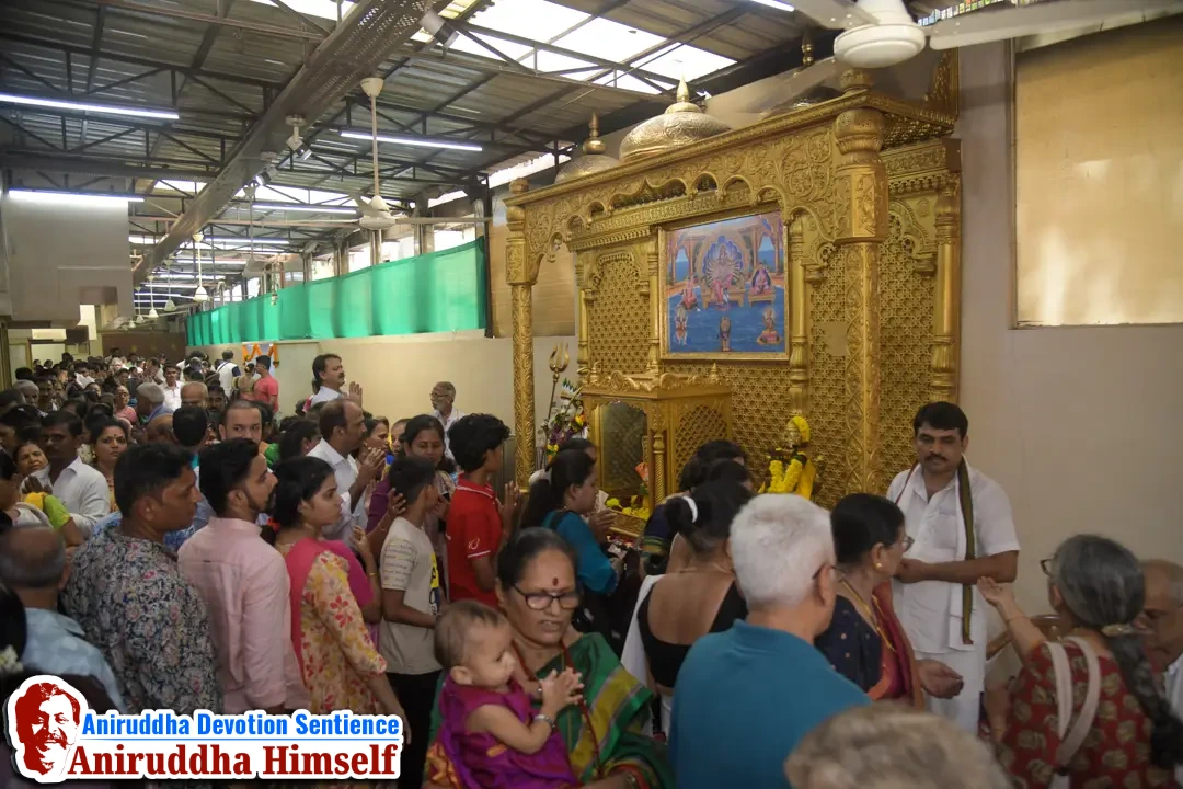 Shradhavans offer Tulsi-patra and Jala-abhishek