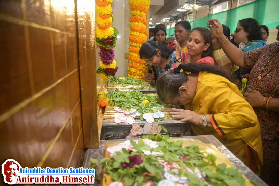 Shradhavans offer Tulsi-patra and Jala-abhishek