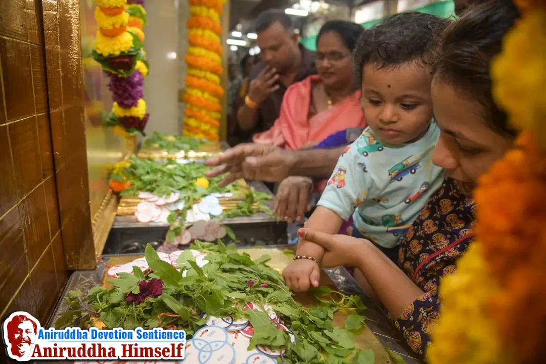 Shradhavans offer Tulsi-patra and Jala-abhishek