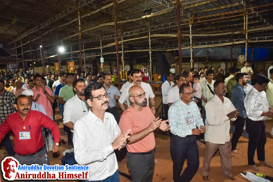 Shraddhavans enjoying gajar at Shree Harigurugram on the occasion of Dassera Utsav