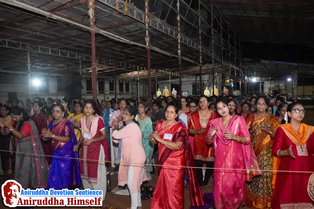 Shraddhavans enjoying gajar at Shree Harigurugram on the occasion of Dassera Utsav