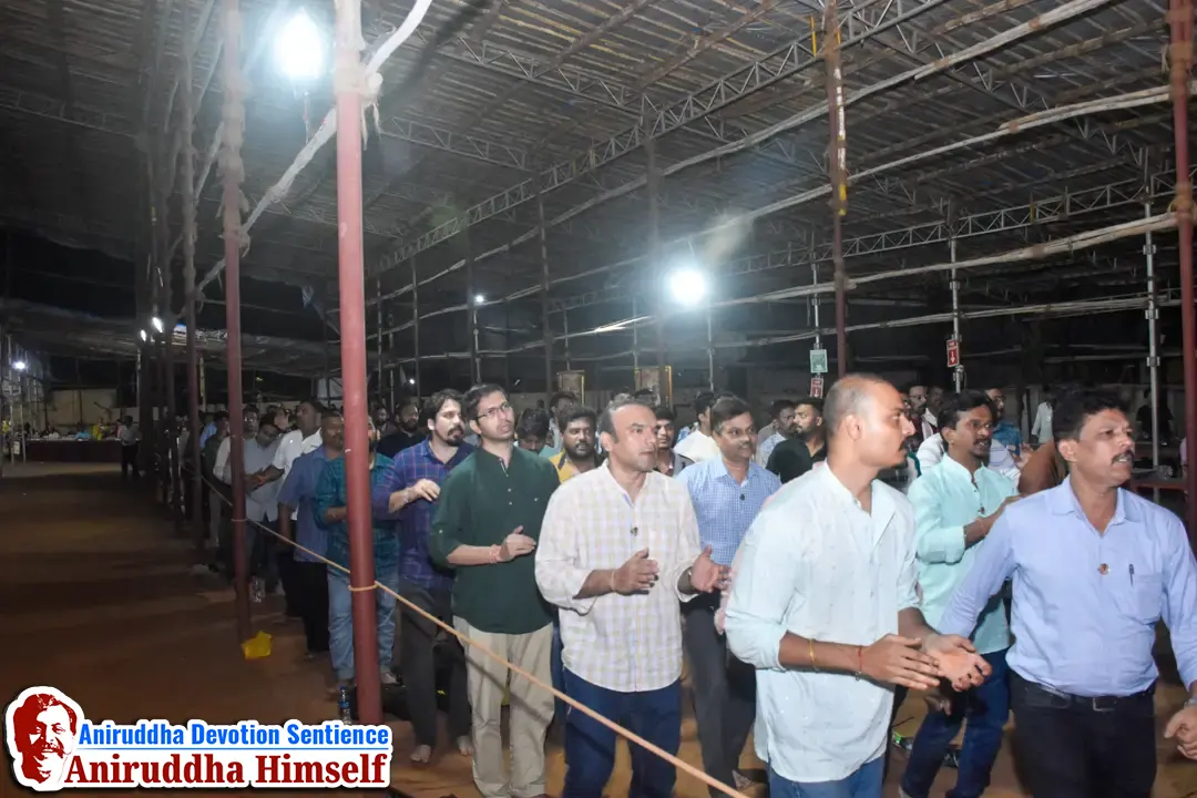 Shraddhavans enjoying gajar at Shree Harigurugram on the occasion of Dassera Utsav