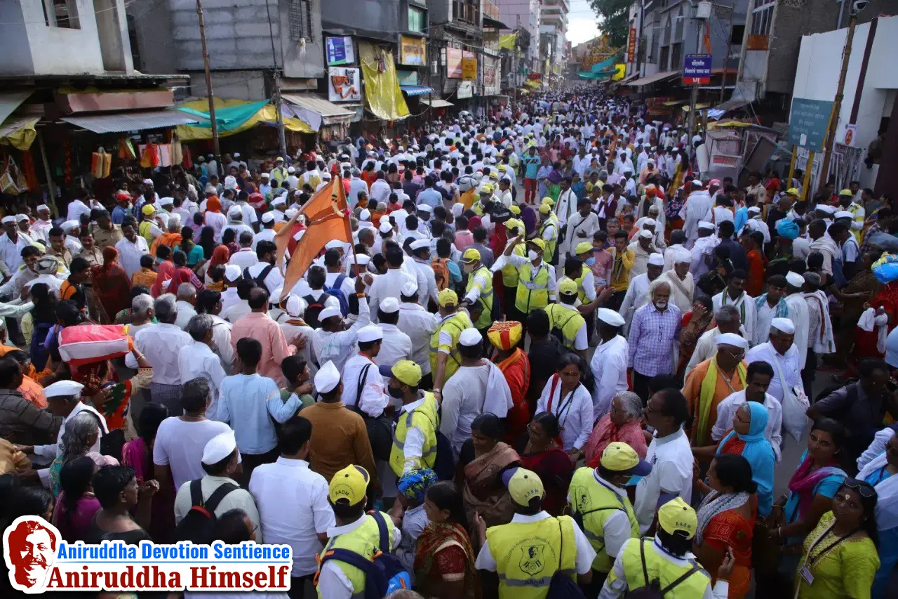 AADM Volunteers performed crowd management seva during Ashadhi Ekadashi at Pandharpur near 'Mahadwar'