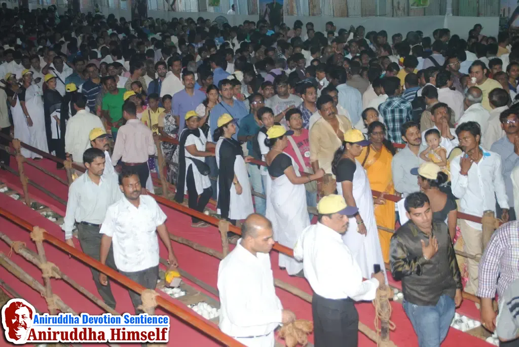 DMVs perform Crowd Control Seva at Siddhivinayak Mandir