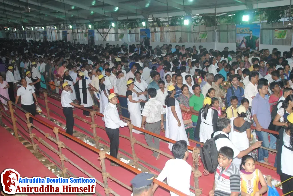 DMVs perform Crowd Control Seva Siddhivinayak Mandir