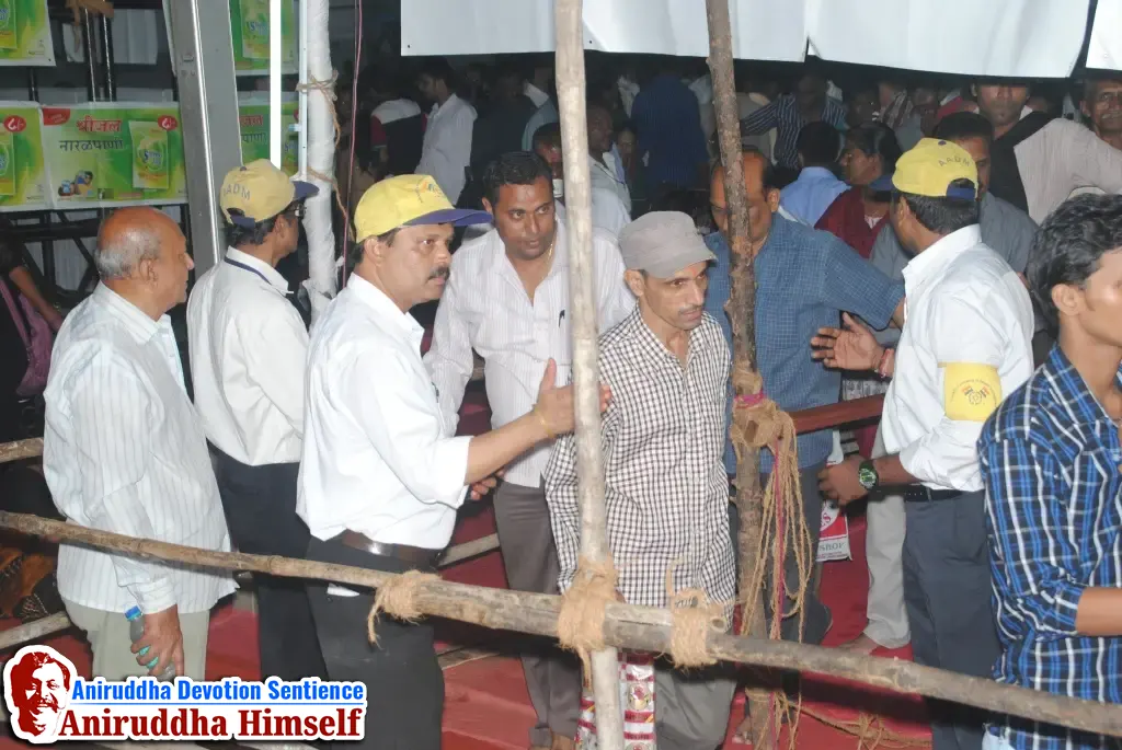 DMVs perform Crowd Control Seva Siddhivinayak Mandir