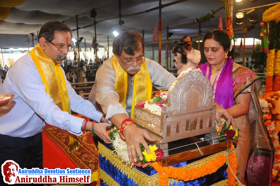 Sadguru Shree Aniruddha Bapu performing Poojan on Shree Nrusinha Saraswati Paduka on Guru Pournima at Shree Harigurugram