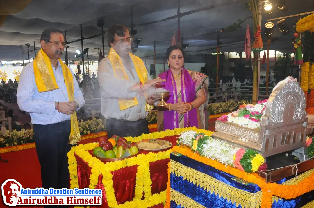Sadguru Shree Aniruddha Bapu performing Poojan on Shree Nrusinha Saraswati Paduka on Guru Pournima at Shree Harigurugram