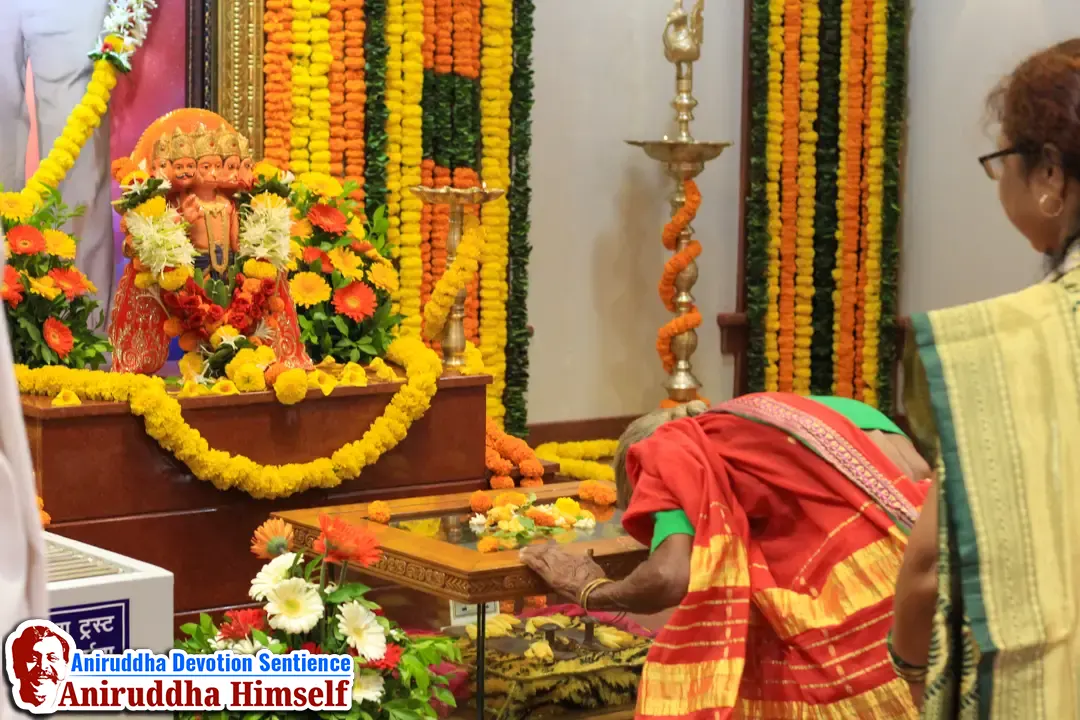 Shraddhavans taking darshan of Shree Panchamukhi Hanumant on the occasion of Shree Hanuman Pournima at Atulitbaldham, Ratnagiri