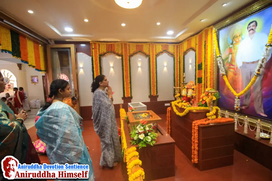 Shraddhavans taking darshan of Shree Panchamukhi Hanumant on the occasion of Shree Hanuman Pournima at Atulitbaldham, Ratnagiri