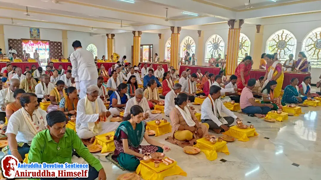 Shraddhavans performing Panchakumbhaabhishek at Atulitbaldham, Ratnagiri on the occasion of Shree Hanuman Pournima