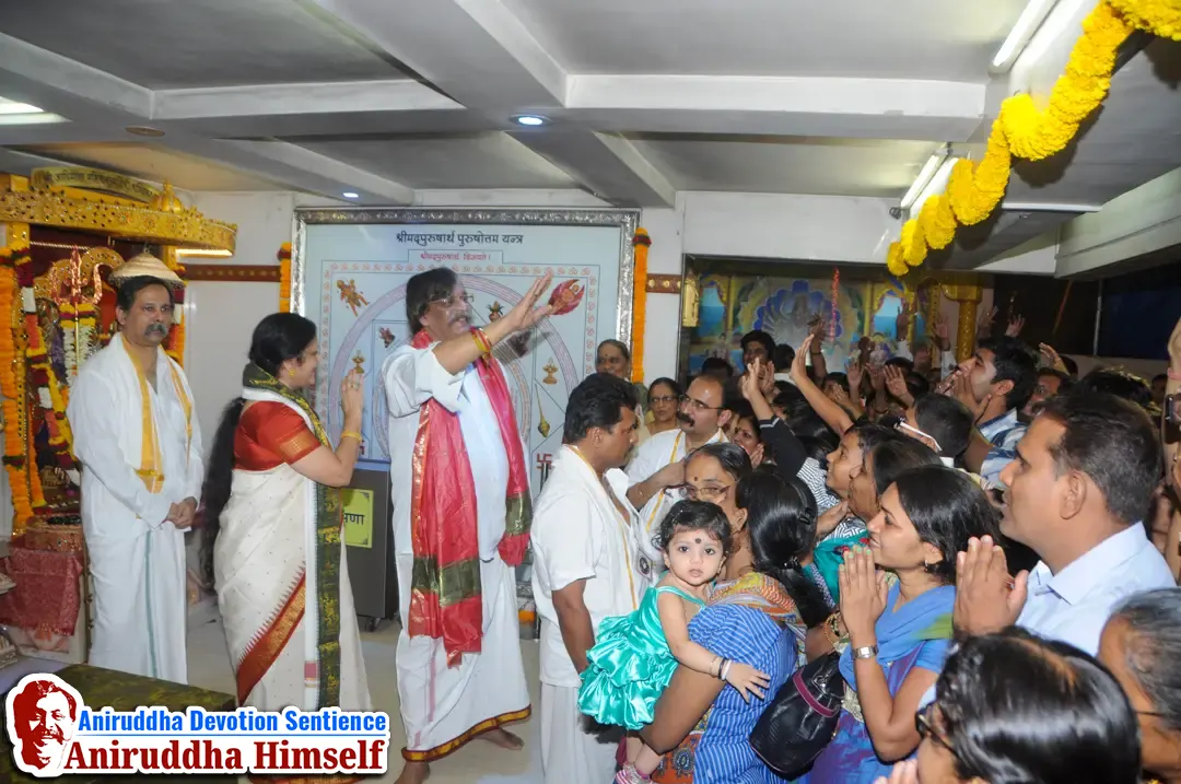 Sadguru Shree Aniruddha Bapu blessing Shraddhavans at Shree Gurukshetram on the occasion of Mahashivratri in the year 2013