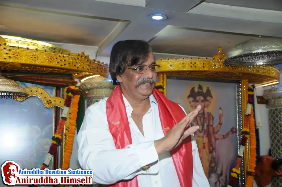 Sadguru Shree Aniruddha Bapu blessing Shraddhavans at Shree Gurukshetram on the occasion of Mahashivratri in the year 2013