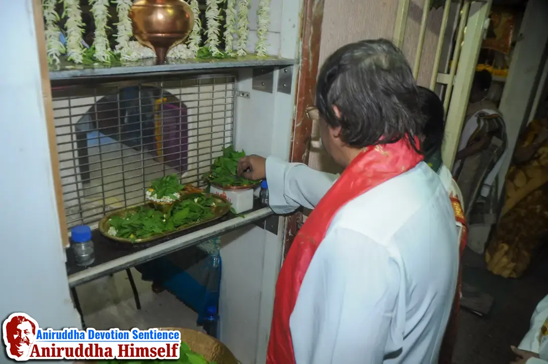 Sadguru Shree Aniruddha Bapu offering Bilvapatra on Shree Mahadurgeshwar at Shree Gurukshetram on the occasion of Mahashivratri in the year 2013