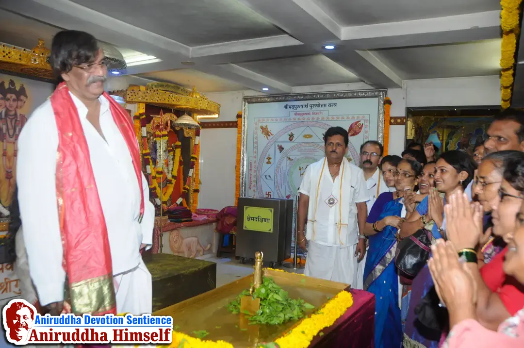 Sadguru Shree Aniruddha Bapu blessing Shraddhavans at Shree Gurukshetram on the occasion of Mahashivratri in the year 2013