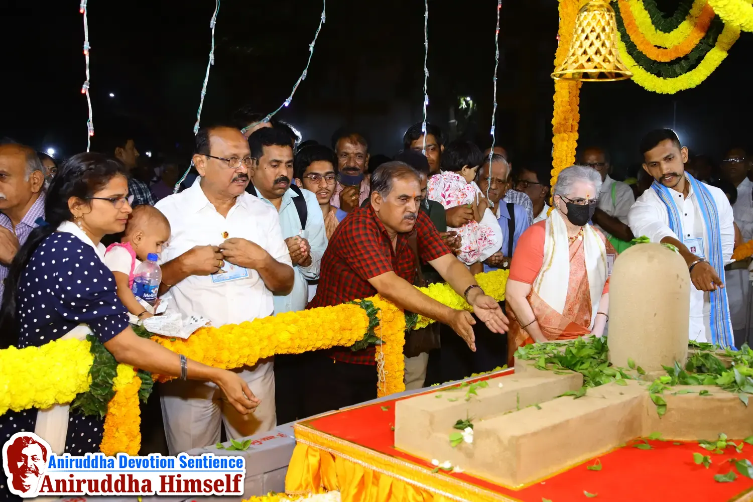Shraddhavans offering Bilwapatra on Shree Siddha-Valukeshwar Linga at Shree Harigurugram on the occasion of Mahashivratri