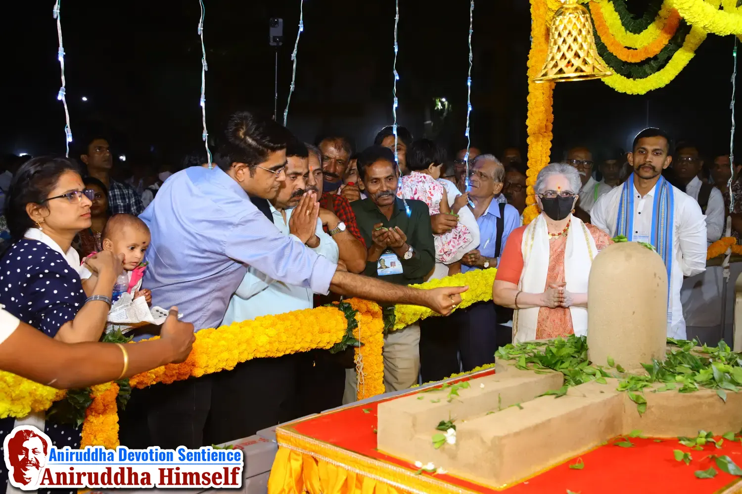 Shraddhavans offering Bilwapatra on Shree Siddha-Valukeshwar Linga at Shree Harigurugram on the occasion of Mahashivratri