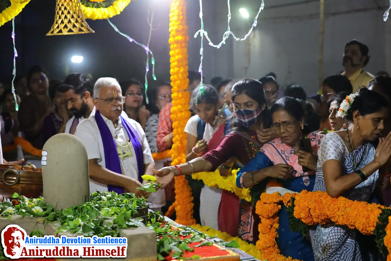 Shraddhavans offering Bilwapatra on Shree Siddha-Valukeshwar Linga at Shree Harigurugram on the occasion of Mahashivratri