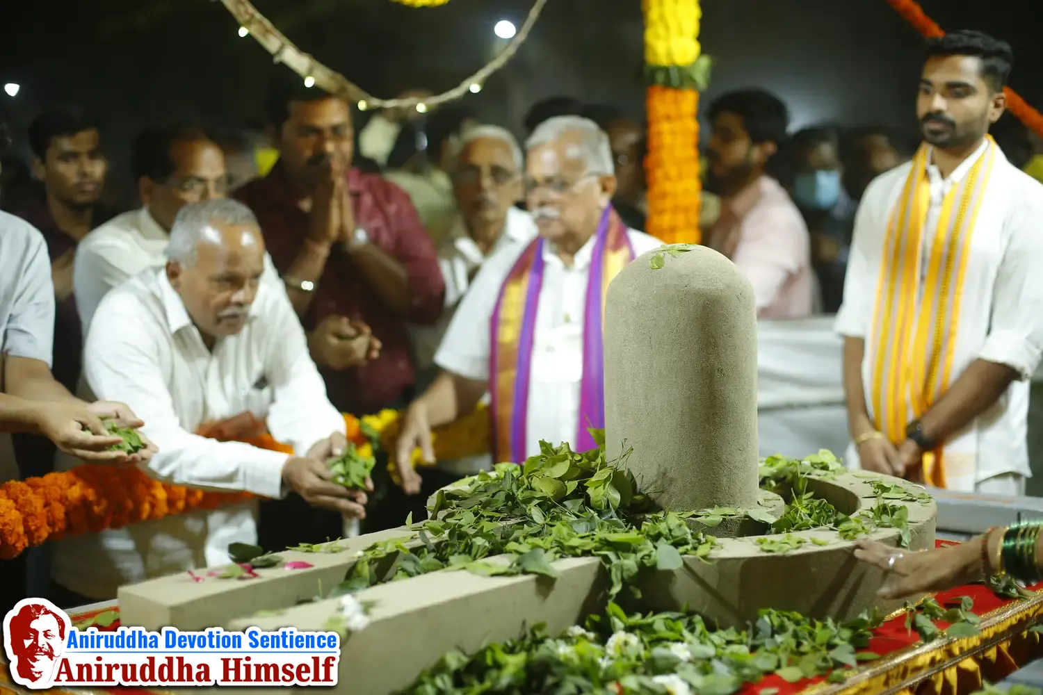 Shraddhavans offering Bilwapatra on Shree Siddha-Valukeshwar Linga at Shree Harigurugram on the occasion of Mahashivratri