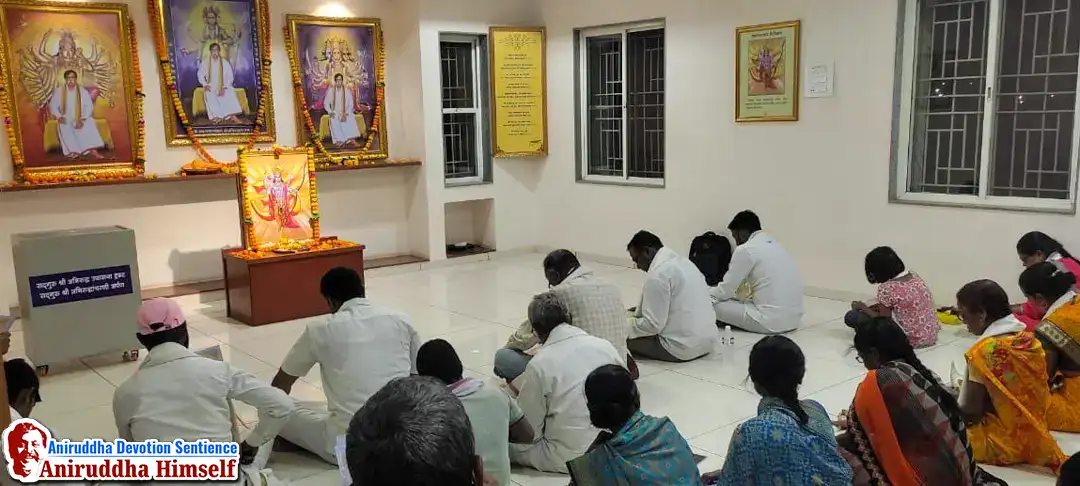 Shraddhavans perform Shree Ramrasayan ratra pathan at Shree Trivikram Math during Navratri utsav