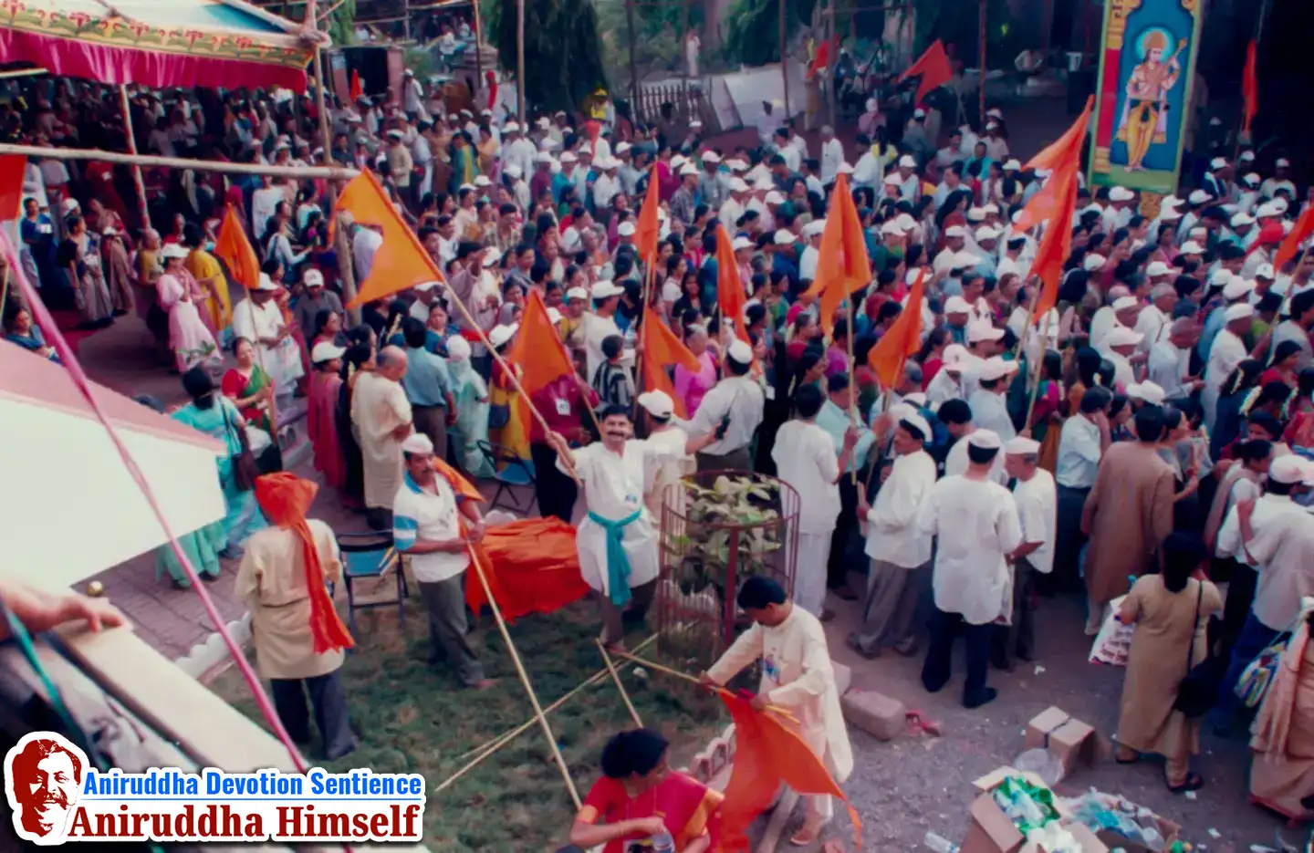 Celebrate the divine Shree Padmanabh Rathyatra. Witness Bapu’s compassion and the grand chariot of Shree Vitthal as Shraddhavans chant with fervor, filling the air with bhakti.