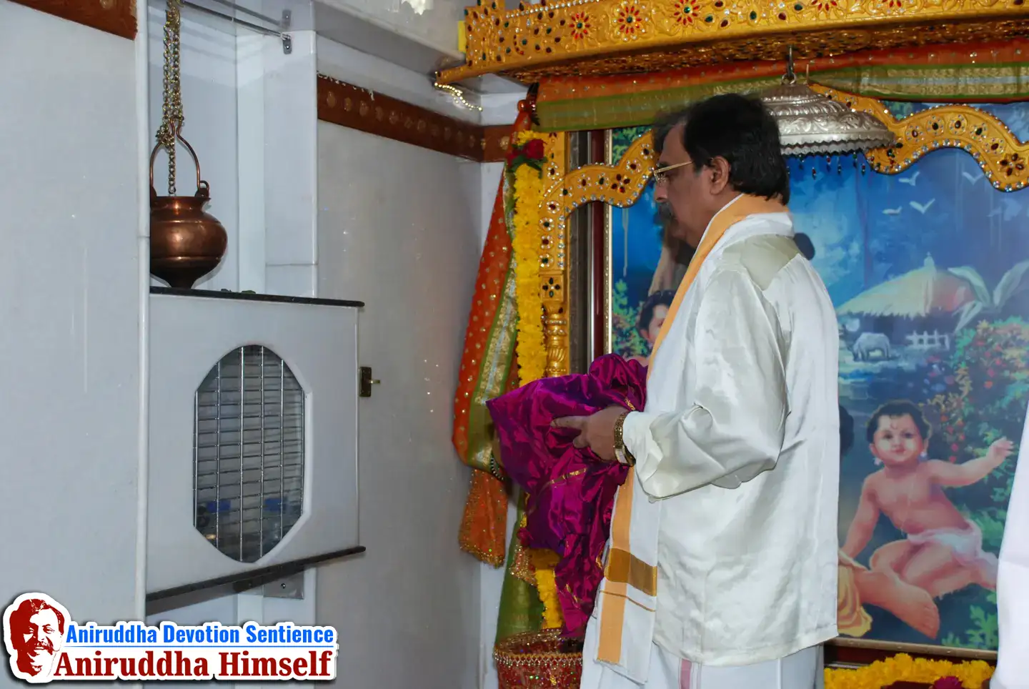 Sadguru Aniruddha Bapu taking darshan of Mahadurgeshwar at Shree Aniruddha Gurukshetram