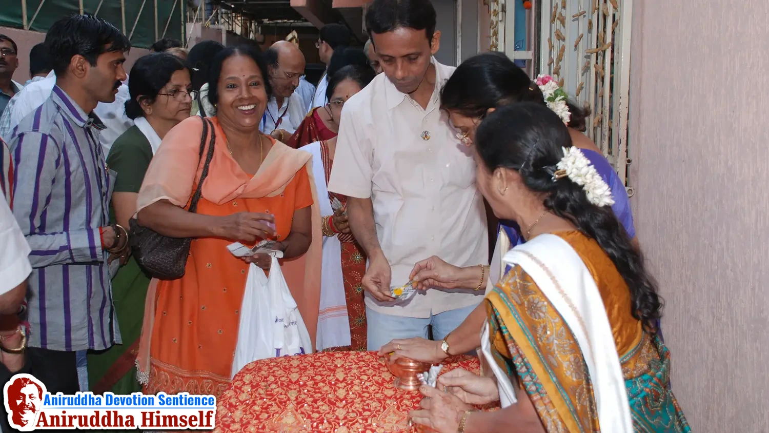 Shraddhavans taking Haridra prasad after the darshan at Shree Aniruddha Gurukshetram