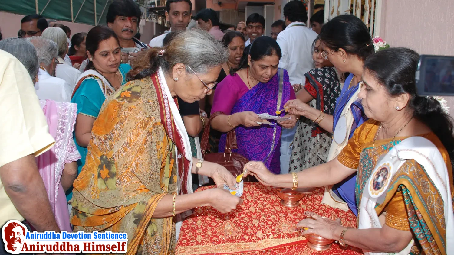 Shraddhavans taking Haridra prasad after the darshan at Shree Aniruddha Gurukshetram