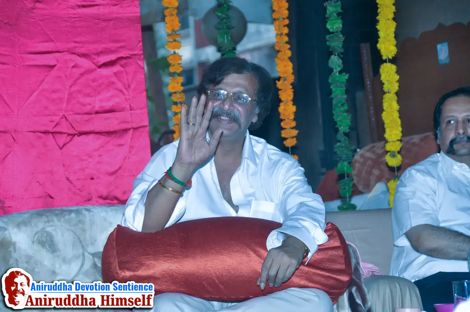 Sadguru Shree Aniruddha Bapu blessing Shraddhavans at Gurukul Juinagar, on the occasion of Shree Aadyapipa Samadhi Sthanam Sohala