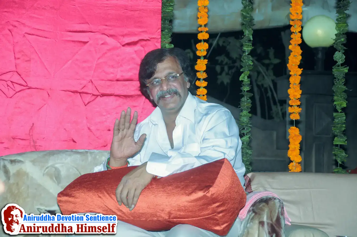 Sadguru Shree Aniruddha Bapu at Gurukul Juinagar, on the occasion of Shree Aadyapipa Samadhi Sthanam Sohala