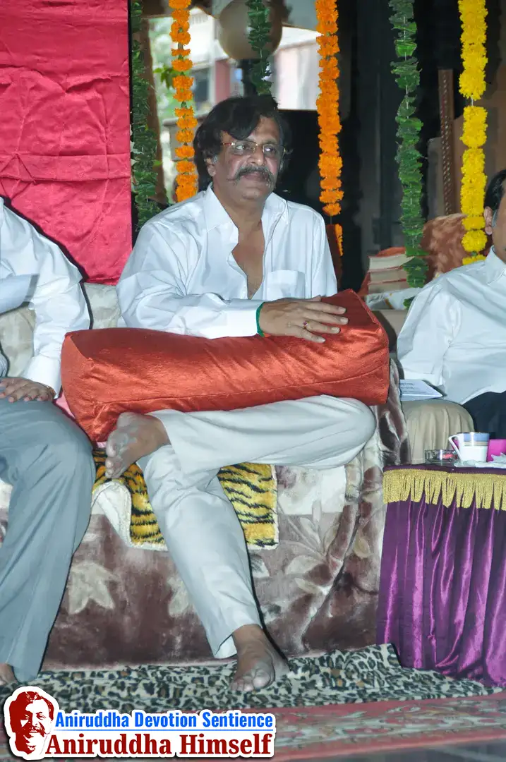 Sadguru Shree Aniruddha Bapu at Gurukul Juinagar, on the occasion of Shree Aadyapipa Samadhi Sthanam Sohala
