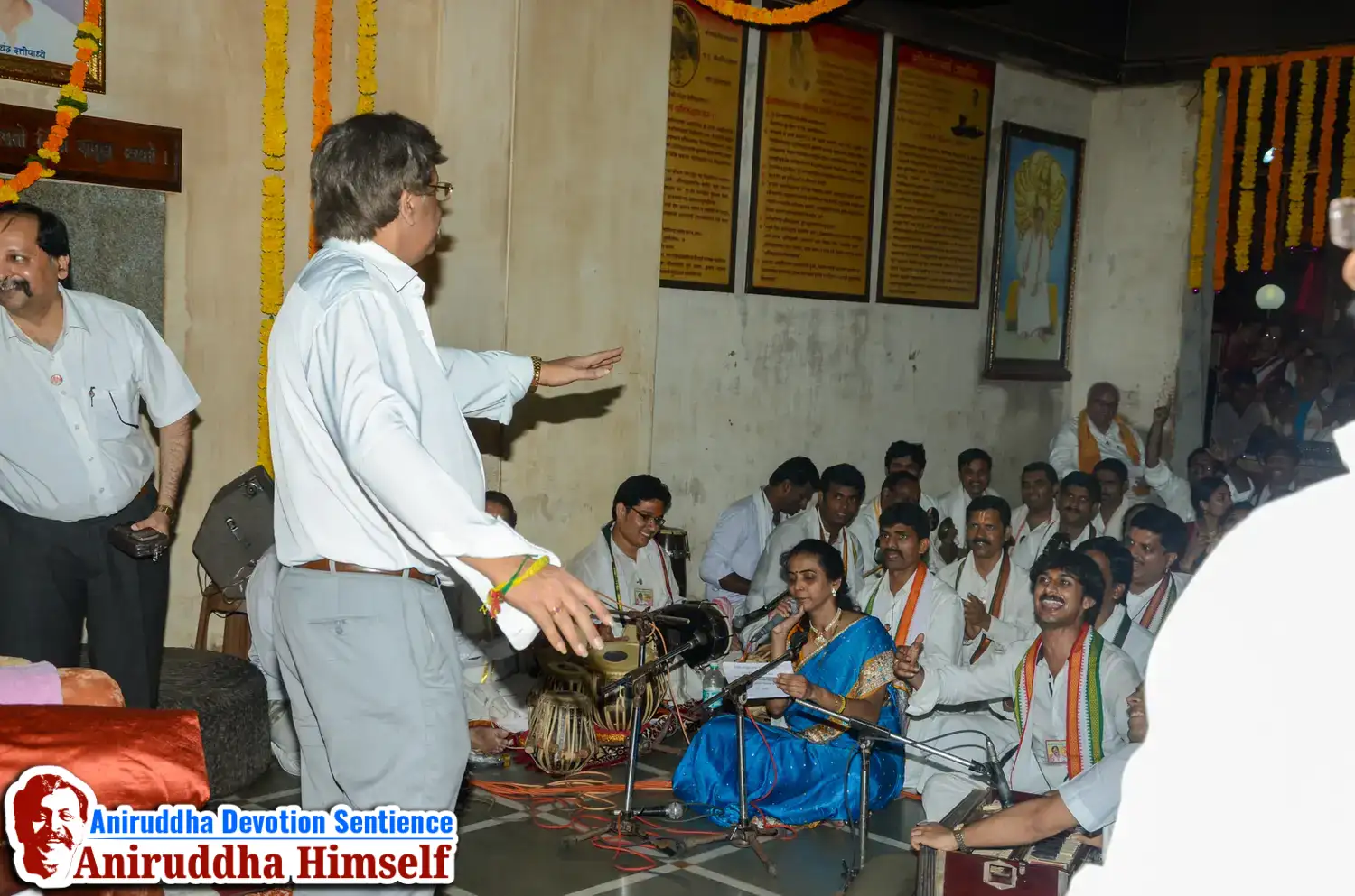 Sadguru Shree Aniruddha Bapu enjoying Gajar during Shree Aadyapipa Samadhi Sthanam Sohala at Gurukul, Juinagar.