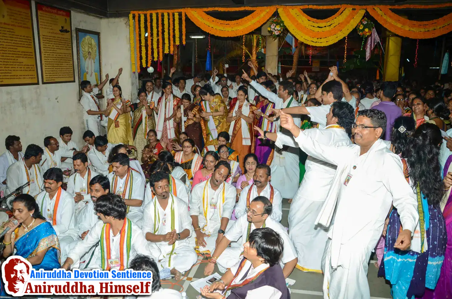 Shraddhavans enjoying Gajar during Shree Aadyapipa Samadhi Sthanam Sohala at Gurukul, Juinagar.