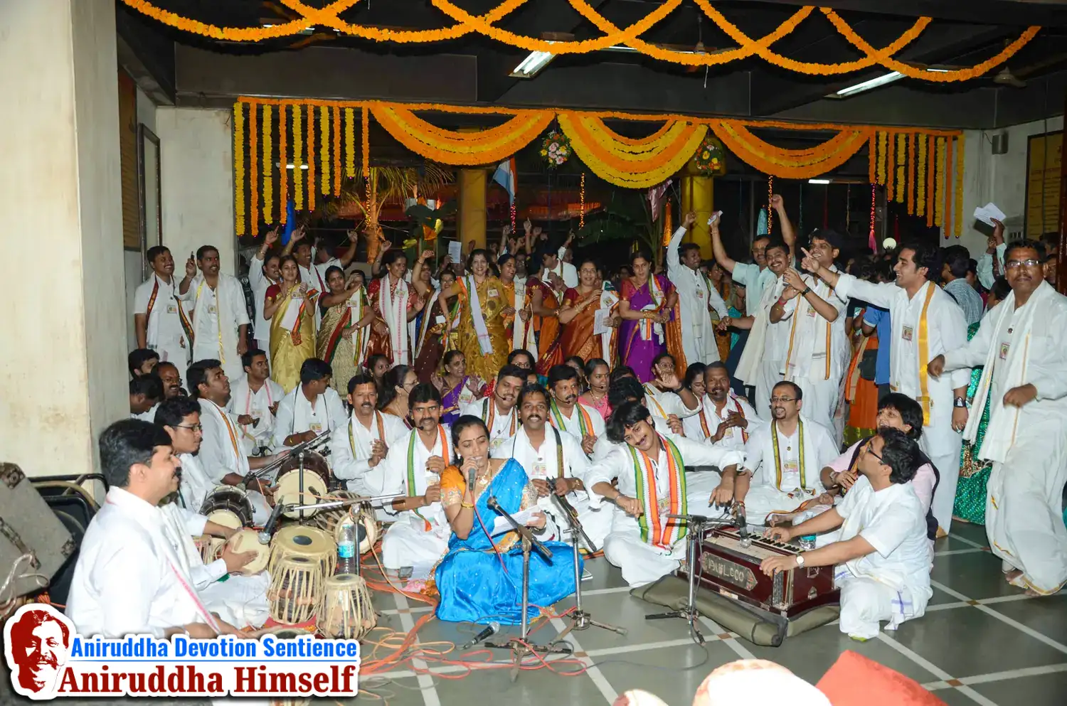 Shraddhavans enjoying Gajar during Shree Aadyapipa Samadhi Sthanam Sohala at Gurukul, Juinagar.