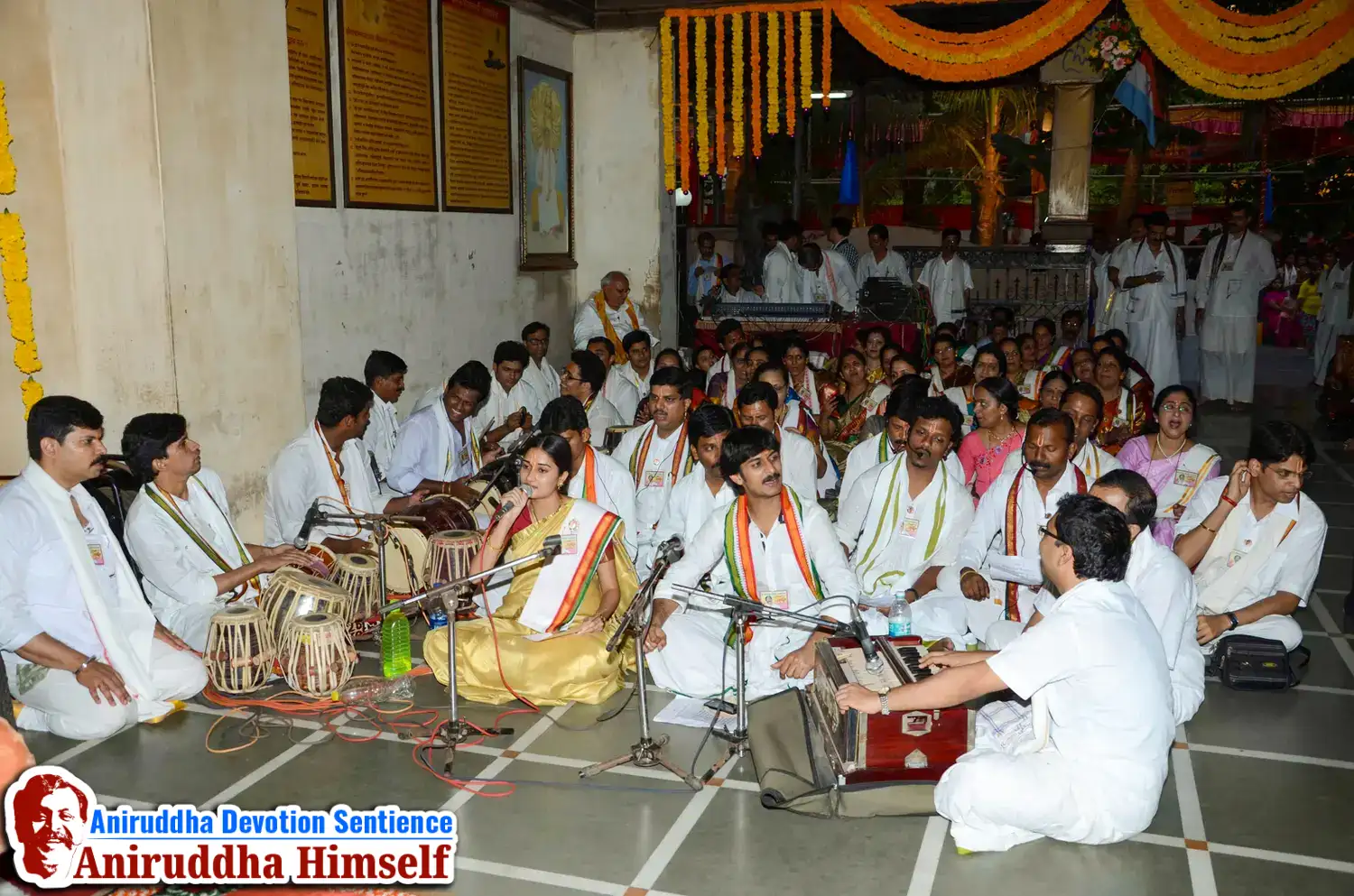 Shraddhavans enjoying Gajar during Shree Aadyapipa Samadhi Sthanam Sohala at Gurukul, Juinagar.