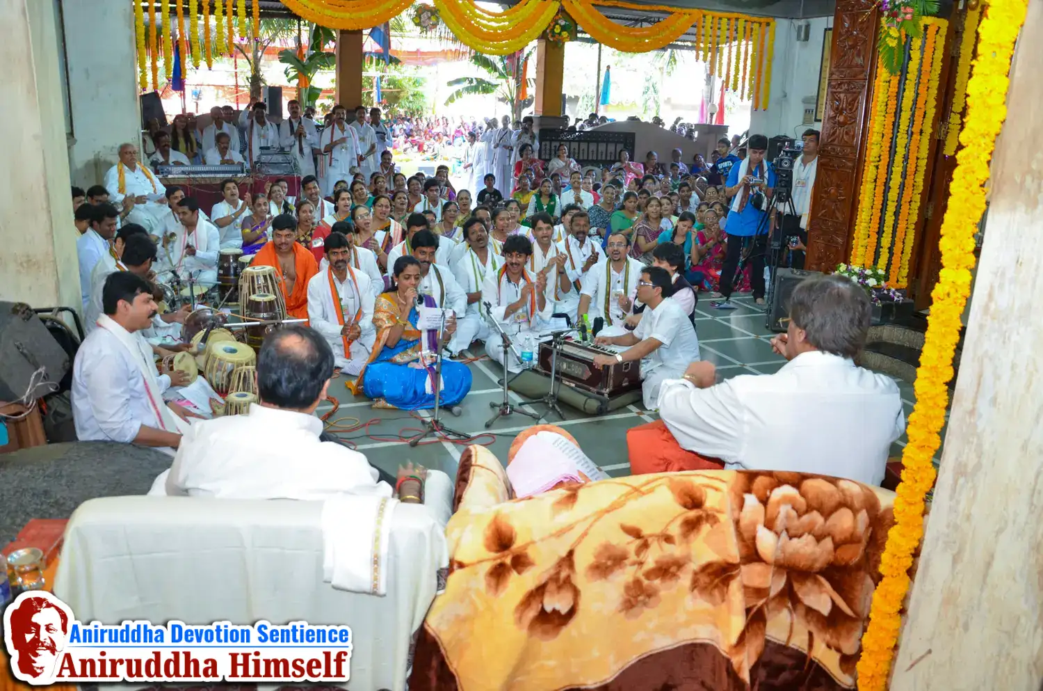 Shraddhavans along with Sadguru Shree Aniruddha Bapu enjoying Gajar during Shree Aadyapipa Samadhi Sthanam Sohala at Gurukul, Juinagar.