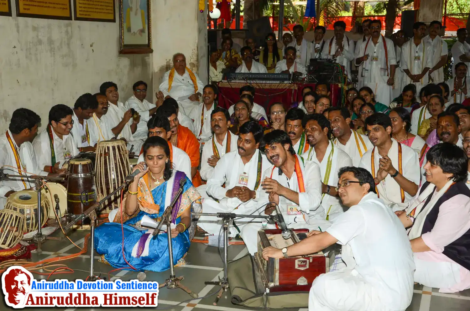 Shraddhavans along with Sadguru Shree Aniruddha Bapu enjoying Gajar during Shree Aadyapipa Samadhi Sthanam Sohala at Gurukul, Juinagar.
