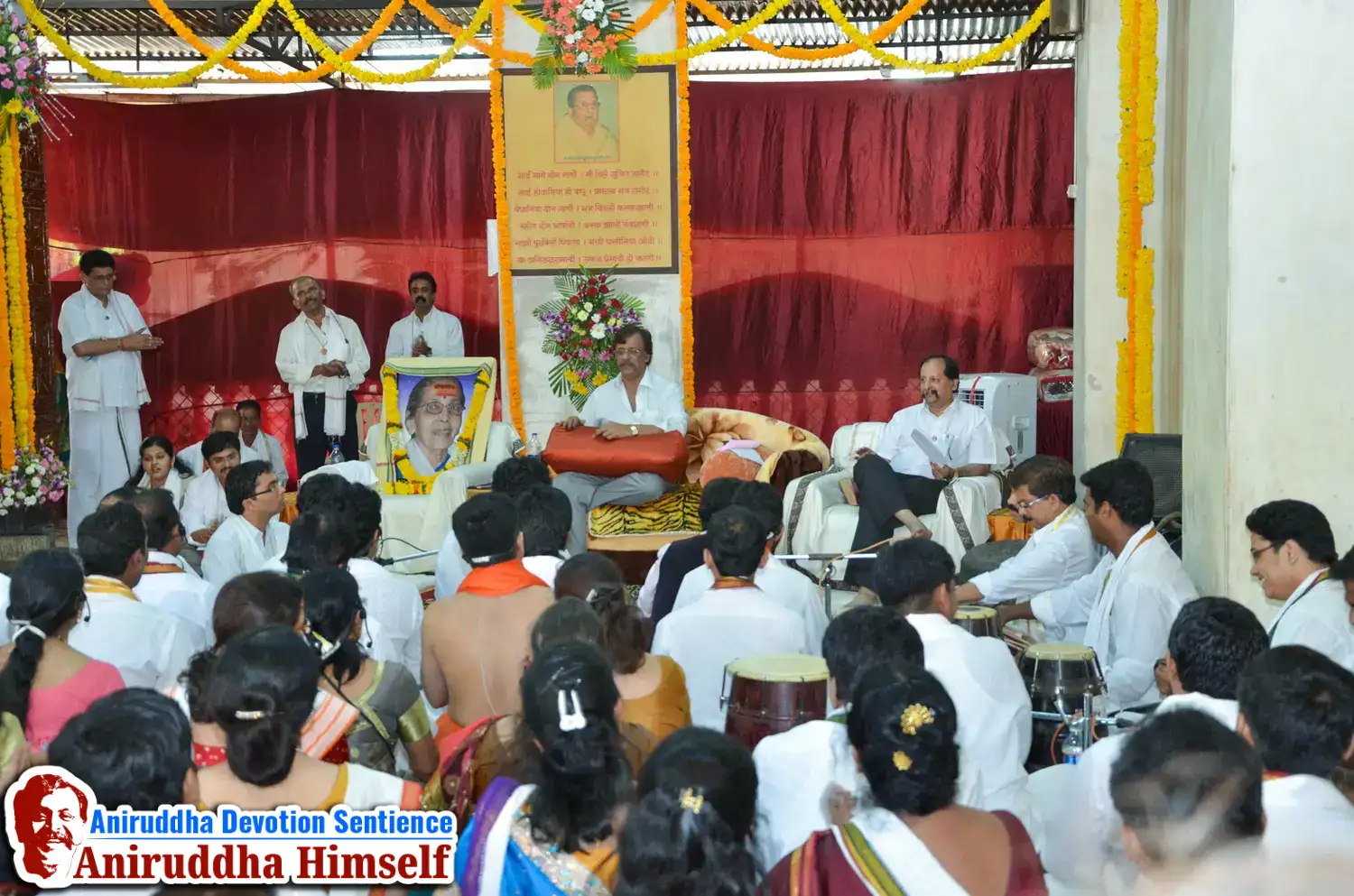 Shraddhavans along with Sadguru Shree Aniruddha Bapu enjoying Gajar during Shree Aadyapipa Samadhi Sthanam Sohala at Gurukul, Juinagar.