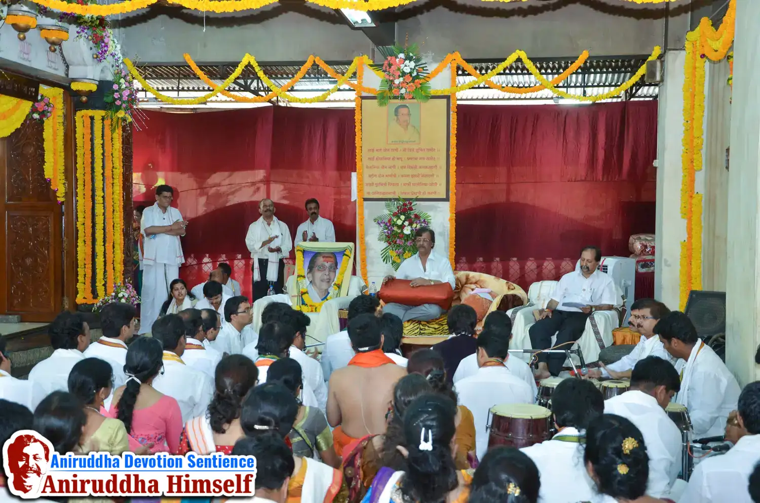 Shraddhavans along with Sadguru Shree Aniruddha Bapu enjoying Gajar during Shree Aadyapipa Samadhi Sthanam Sohala at Gurukul, Juinagar.