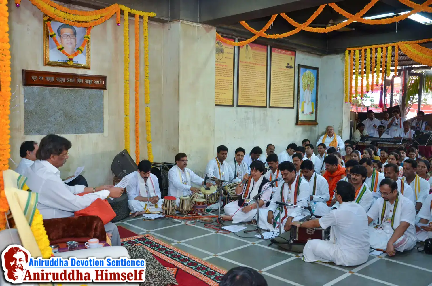 Shraddhavans along with Sadguru Shree Aniruddha Bapu enjoying Gajar during Shree Aadyapipa Samadhi Sthanam Sohala at Gurukul, Juinagar.