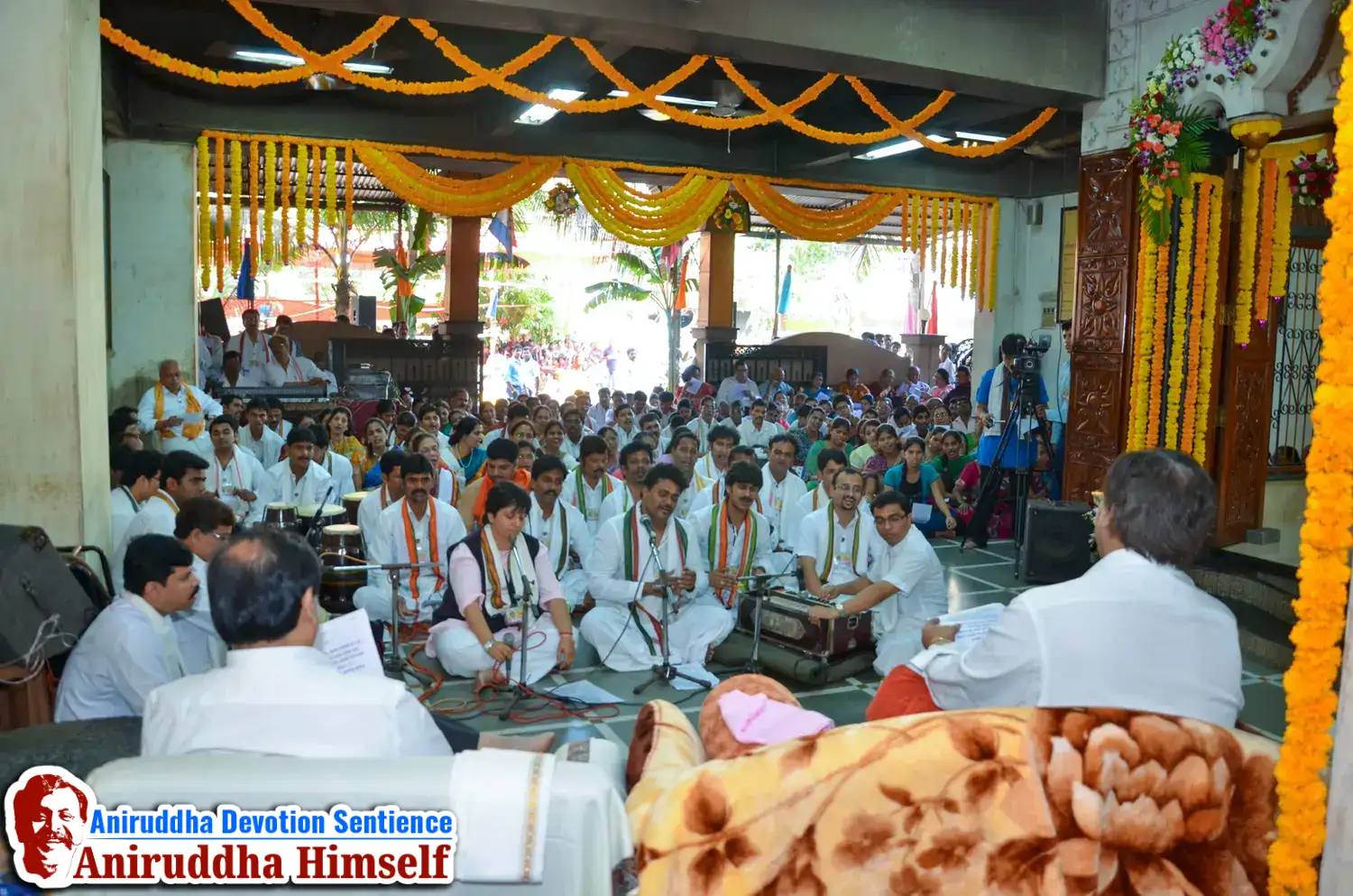 Shraddhavans along with Sadguru Shree Aniruddha Bapu enjoying Gajar during Shree Aadyapipa Samadhi Sthanam Sohala at Gurukul, Juinagar.