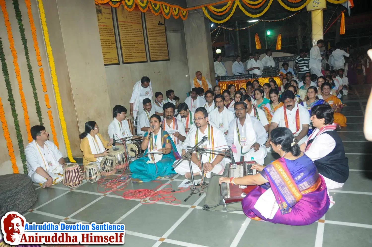 Shraddhavans enjoying Gajar during Shree Aadyapipa Samadhi Sthanam Sohala at Gurukul, Juinagar.