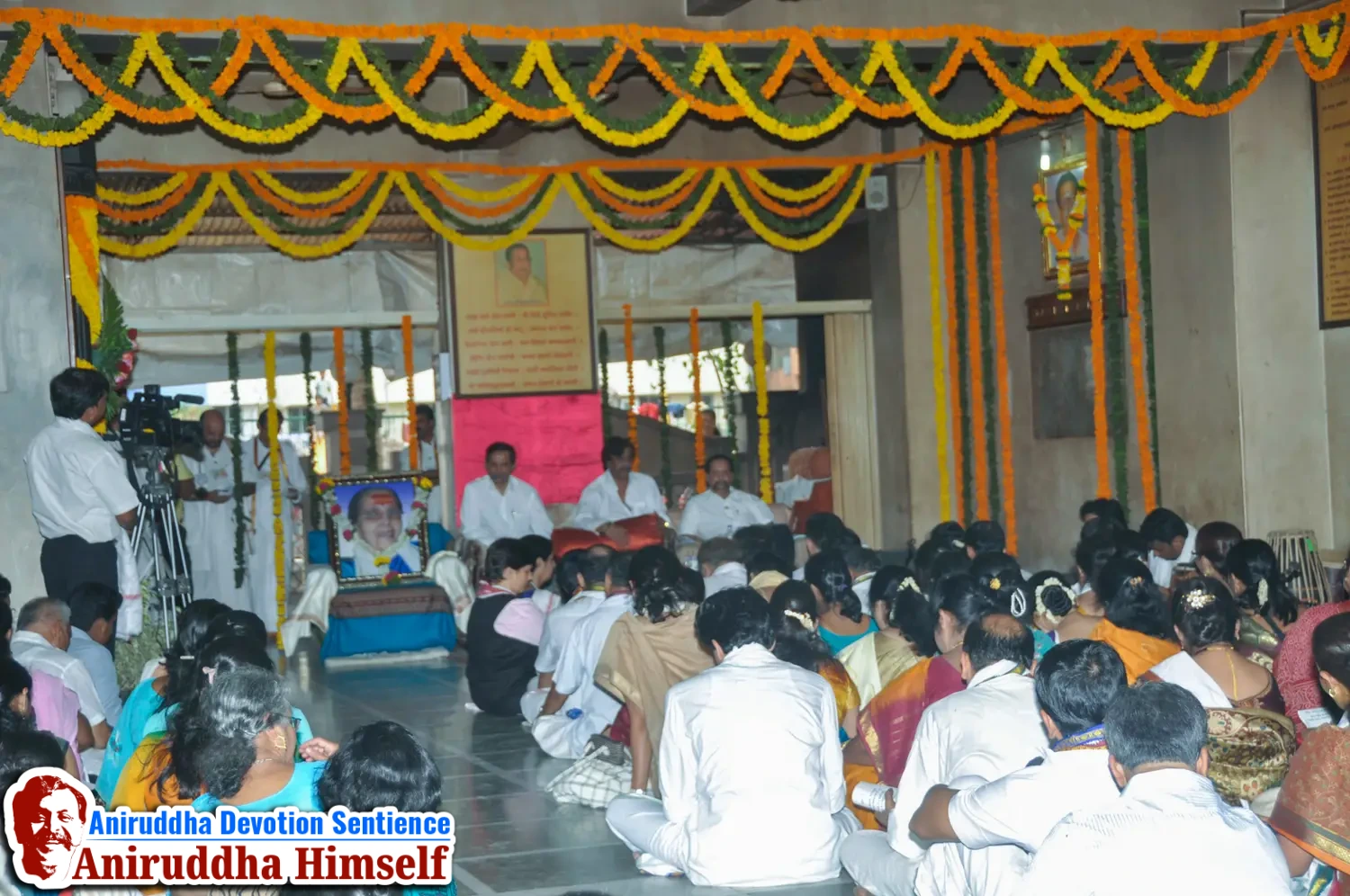 Shraddhavans along with Sadguru Shree Aniruddha Bapu enjoying Gajar during Shree Aadyapipa Samadhi Sthanam Sohala at Gurukul, Juinagar.