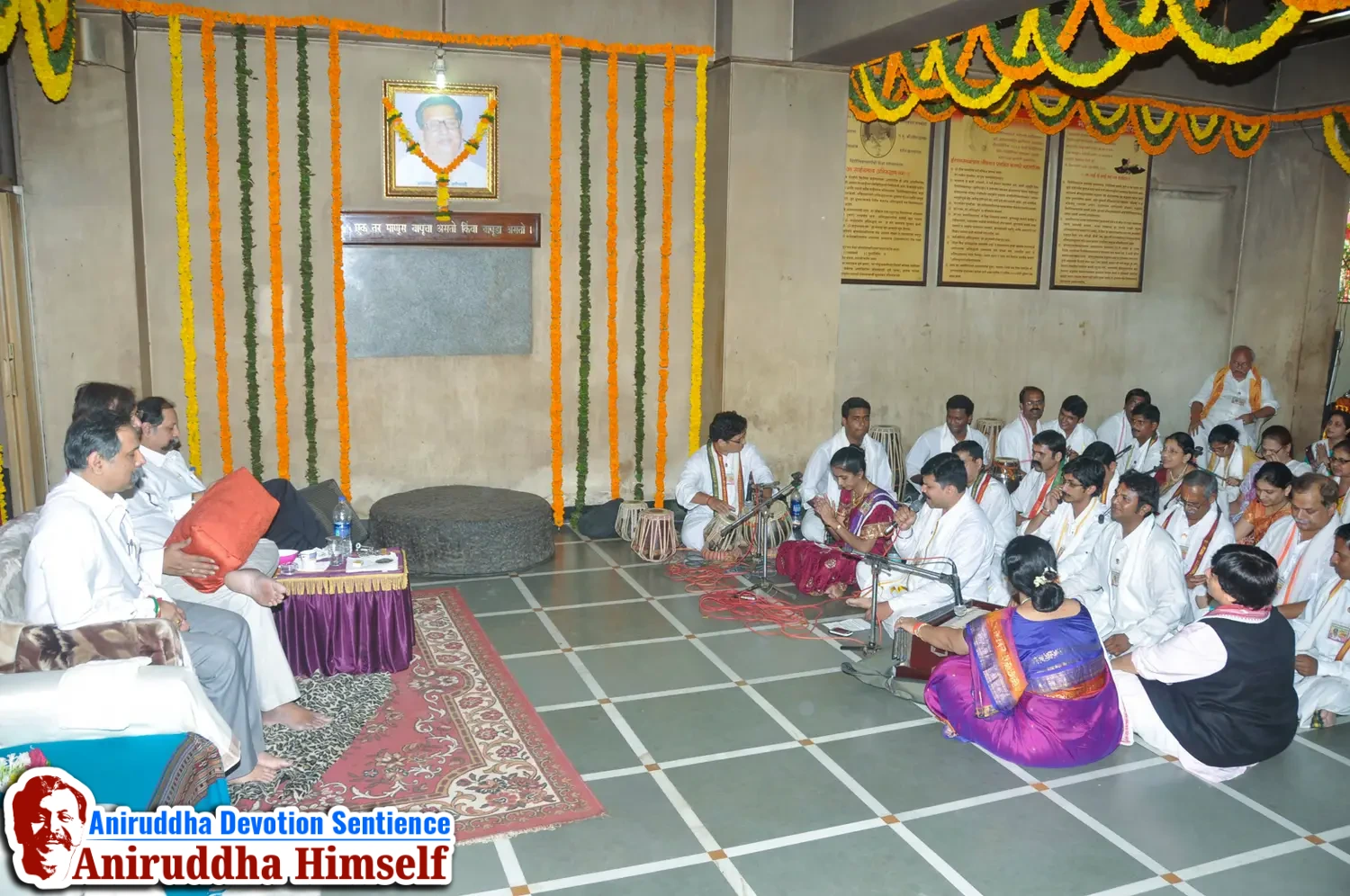 Shraddhavans along with Sadguru Shree Aniruddha Bapu enjoying Gajar during Shree Aadyapipa Samadhi Sthanam Sohala at Gurukul, Juinagar.