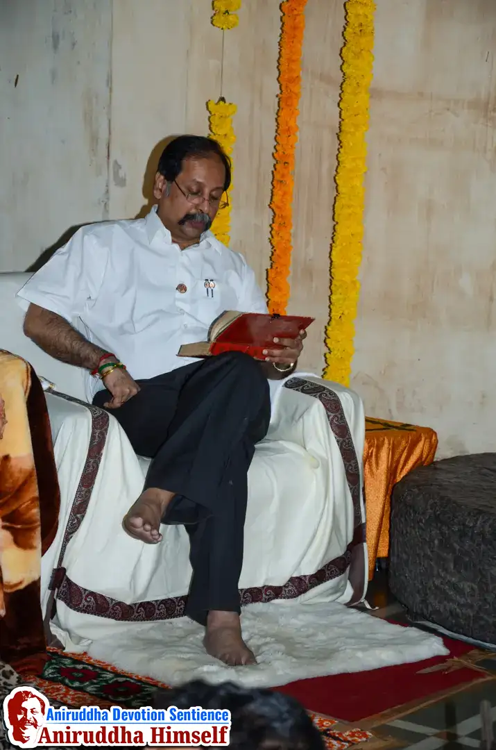 Shraddhavans reading 11th adhyay from Shree Sai Satcharitra on the occasion of Shree Aadyapipa Samadhi Sthanam Sohala at Gurukul, Juinagar