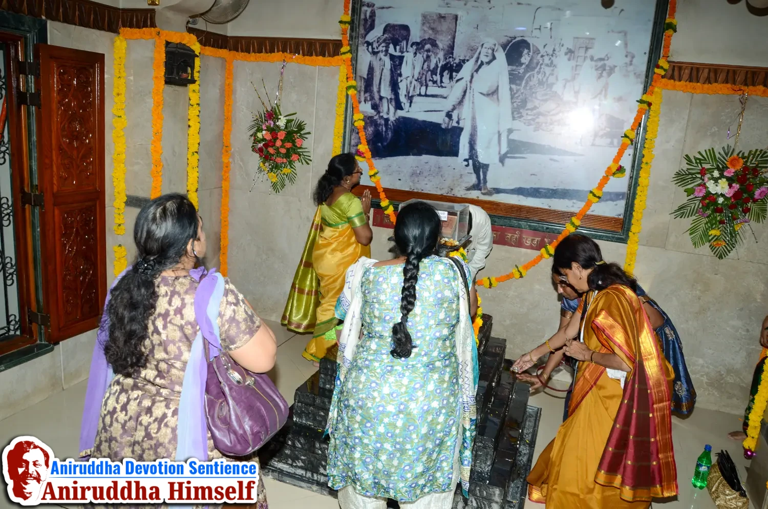 Shraddhavans Taking Darshan Of Sadguru Shree Aniruddha Bapu on Shree Aadyapipa Samadhi Sthanam Sohala at Gurukul, Juinagar