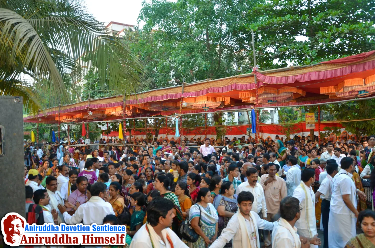 Shraddhavans Taking Darshan Of Sadguru Shree Aniruddha Bapu on Shree Aadyapipa Samadhi Sthanam Sohala at Gurukul, Juinagar